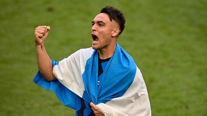 MILAN, ITALY - MAY 23: Lautaro Martinez of FC Internazionale celebrates with the Serie A trophy after the Serie A match between FC Internazionale Milano and Udinese Calcio at Stadio Giuseppe Meazza on May 23, 2021 in Milan, Italy. Sporting stadiums around Italy remain under strict restrictions due to the Coronavirus Pandemic as Government social distancing laws prohibit fans inside venues resulting in games being played behind closed doors (Photo by Mattia Ozbot/Getty Images)