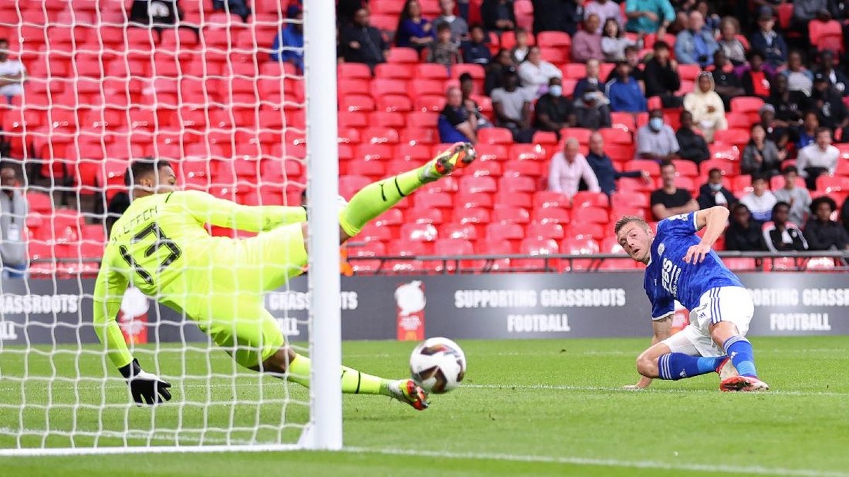 Leicester City vs Man City masih sama kuat 0-0 di babak pertama Community Shield 2021. (Foto: Getty Images/Catherine Ivill)