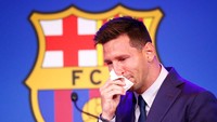 Messi sampai menyeka air matanya dengan tisu (Getty Images/Eric Alonso)