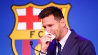 Pada 2021, Lionel Messi menyusul Ronaldo meninggalkan LaLiga. Barcelona tak bisa lagi mengontraknya, dan La Pulga harus hengkang. Isak tangis mewarnai kepergiannya. Bintang Argentina itu kemudian pindah ke Paris Saint-Germain. (Foto: Getty Images/Eric Alonso)