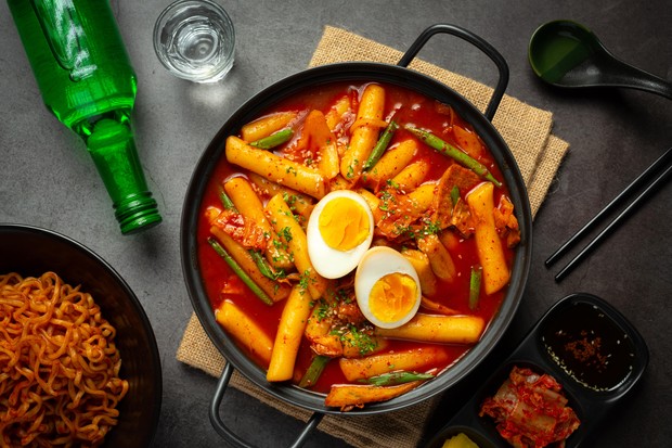 Makanan korea tteokbokki/ sumber: freepik.com/ jcomp Makanan korea tteokbokki