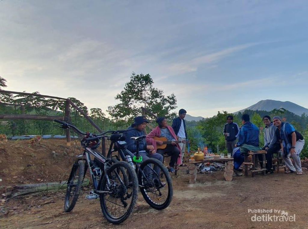 Menikmati Oemah Kayu Embun yang Cantik di Bukit Barisan Jambi Menikmati Oemah Kayu Embun yang Cantik di Bukit Barisan Jambi