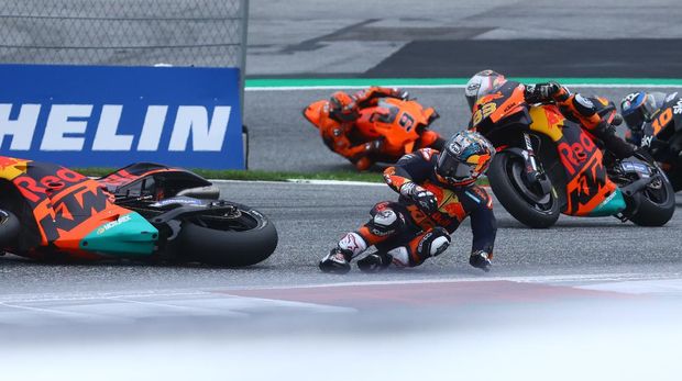 MotoGP - Styrian Grand Prix - Red Bull Ring, Spielberg, Austria - August 8, 2021 Red Bull KTM Factory Racing's Dani Pedrosa crashes during the MotoGP race REUTERS/Borut Zivulovic