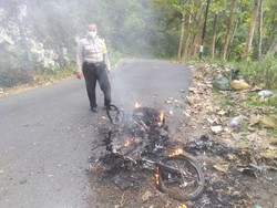 Kurir di Ponorogo Syok Melihat Motornya Habis Terbakar