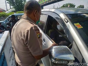 Pedagang-Pembeli di Pasar Minggu Tak Masalah Syarat Bukti Vaksin Pedagang-Pembeli di Pasar Minggu Tak Masalah Syarat Bukti Vaksin