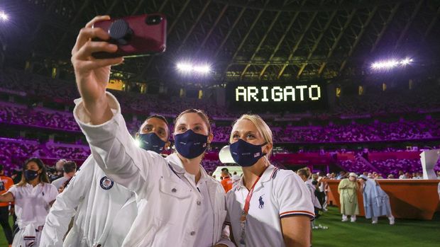 Athletes of the United States pose during the closing ceremony in the Olympic Stadium at the 2020 Summer Olympics, Sunday, Aug. 8, 2021, in Tokyo, Japan. (Dan Mullen/Pool Photo via AP))