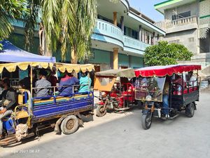 Naik Odong-odong, Ratusan Santri Antusias Vaksin COVID di Muara Angke