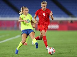 Atlet Bola Kanada Ukir Sejarah Olimpiade, Jadi Transgender Pertama Raih Emas