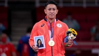 Foto: Momen Haru Karateka Bawa Foto Mendiang Ibu Saat Dapat Emas di Olimpiade
