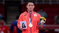 Foto: Momen Haru Karateka Bawa Foto Mendiang Ibu Saat Dapat Emas di Olimpiade