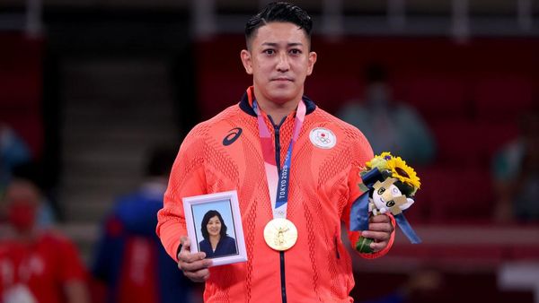 Foto: Momen Haru Karateka Bawa Foto Mendiang Ibu Saat Dapat Emas di Olimpiade