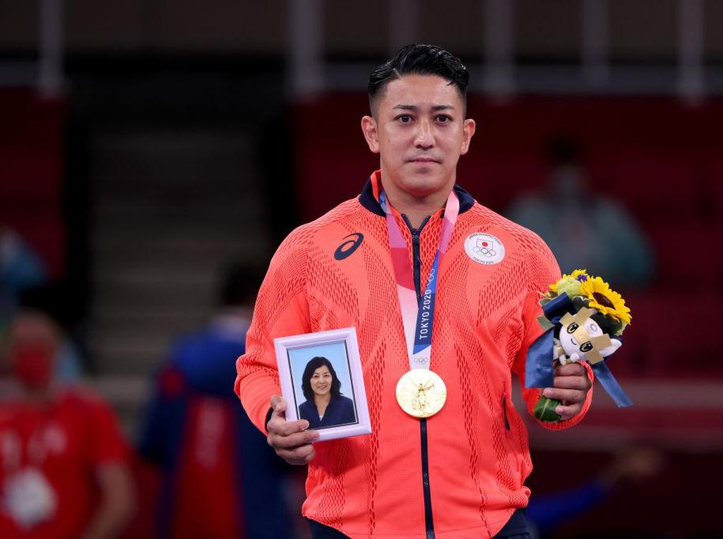 Foto: Momen Haru Karateka Bawa Foto Mendiang Ibu Saat Dapat Emas di Olimpiade