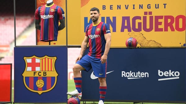 BARCELONA, SPAIN - MAY 31: Sergio Aguero reacts as he is presented as a Barcelona player at the Camp Nou Stadium on May 31, 2021 in Barcelona, Spain. (Photo by David Ramos/Getty Images)
