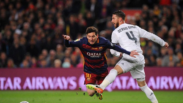 BARCELONA, SPAIN - APRIL 02:  Sergio Ramos of Real Madrid CF battles for the ball with Lionel Messi of FC Barcelona during the La Liga match between FC Barcelona and Real Madrid CF at Camp Nou on April 2, 2016 in Barcelona, Spain.  (Photo by Alex Caparros/Getty Images)