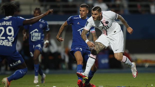 Soccer Football - Ligue 1 - Troyes v Paris St Germain - Stade de l'Aube, Troyes, France - August 7, 2021 Paris St Germain's Mauro Icardi scores their second goal REUTERS/Benoit Tessier