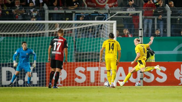 Soccer Football - DFB Cup - First Round - Wehen Wiesbaden v Borussia Dortmund - Brita-Arena, Wiesbaden, Germany - August 7, 2021 Borussia Dortmund's Erling Haaland scores their second goal from the penalty spot REUTERS/Leon Kuegeler DFB regulations prohibit any use of photographs as image sequences and/or quasi-video