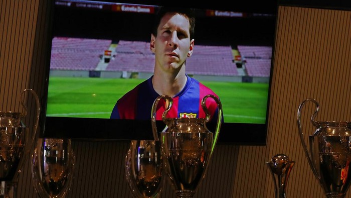 Tangis Lionel Messi Ucap Selamat Tinggal Barcelona The statue of Barcelona's former player and coach Johan Cruyff, in front of a mural of Lionel Messi outside the Camp Nou stadium in Barcelona, Spain, Thursday, Aug. 5, 2021. Barcelona announced Thursday that Messi will not stay with the club, saying that the Spanish league's financial regulations made it impossible to sign the Argentina star to a new contract. (AP Photo/Joan Monfort)