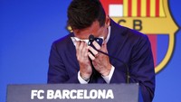 Lionel Messi terus berkaca-kaca. Beberapa kali dia menyeka matanya dengan tisu sampai sesenggukan.  