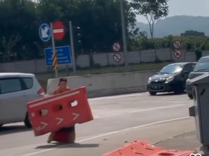 Wanita Diduga ODGJ Ngamuk Lempar Pembatas Jalan di Tol Soroja