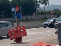 Wanita Diduga ODGJ Ngamuk Lempar Pembatas Jalan di Tol Soroja