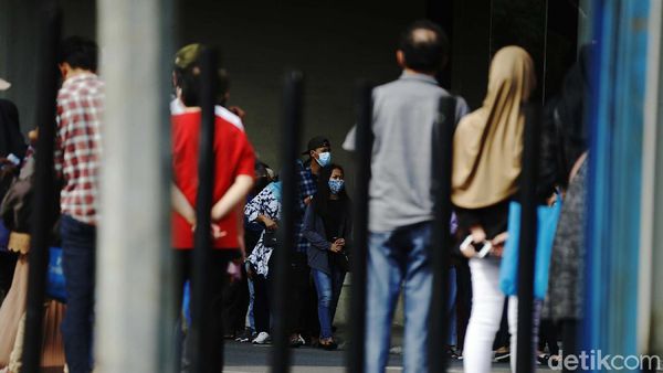 Antrean Panjang Warga Bekasi Demi Vaksinasi