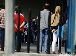 Antrean Panjang Warga Bekasi Demi Vaksinasi