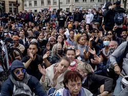 Ribuan Warga Protes Kartu Sehat Presiden Macron