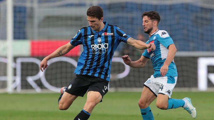 BERGAMO, ITALY - JULY 02:  Mattia Caldara of Atalanta BC is challenged by Dries Mertens of SSC Napoli during the Serie A match between Atalanta BC and SSC Napoli at Gewiss Stadium on July 2, 2020 in Bergamo, Italy.  (Photo by Emilio Andreoli/Getty Images)