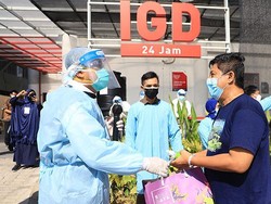 Pakai APD Lengkap, Wali Kota Eri Cahyadi Keliling Semangati Warga Isoman