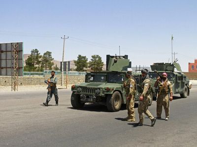 Taliban Mengganas, Militer Afghanistan Patroli di Jalan-jalan