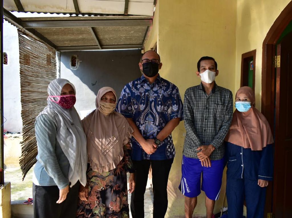 Andre Rosiade Bantu Modal Perantau Minang yang Idap Kaki Gajah Andre Rosiade Bantu Modal Perantau Minang yang Idap Kaki Gajah