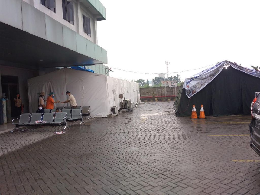 Bed Pasien COVID-19 Penuh, RS di Medan Dirikan Tenda Darurat Bed Pasien COVID-19 Penuh, RS di Medan Dirikan Tenda Darurat