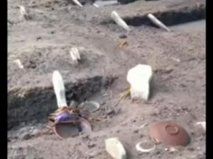 Ketika Belasan Kuburan Baru di Ngawi Ambles Setelah Terendam Banjir Ketika Belasan Kuburan Baru di Ngawi Ambles Setelah Terendam Banjir