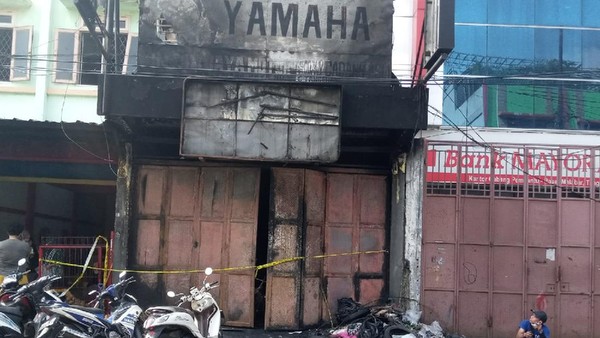 Bengkel Intan Jaya Motor di Tangerang Kebakaran dan mengakibatkan 3 orang tewas (Kadek Melda/detikcom) Bengkel Intan Jaya Motor di Tangerang Kebakaran dan mengakibatkan 3 orang tewas (Kadek Melda/detikcom)