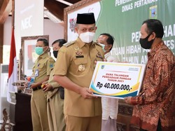 Genjot Produktivitas Petani, Bupati Kebumen Beri 52 Bantuan Alsintan