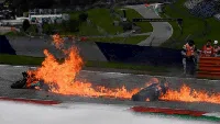 Foto: Momen Motor Dani Pedrosa dan Lorenzo Savadori Dilalap Api