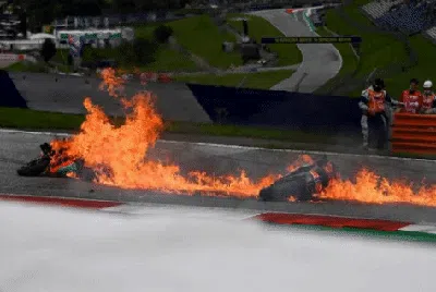 Foto: Momen Motor Dani Pedrosa dan Lorenzo Savadori Dilalap Api