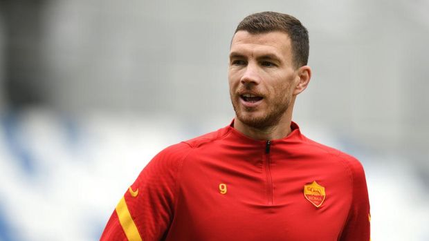 REGGIO NELL'EMILIA, ITALY - APRIL 03: Edin Dzeko of Roma looks on prior to the Serie A match between US Sassuolo and AS Roma at Mapei Stadium - Città del Tricolore on April 03, 2021 in Reggio nell'Emilia, Italy. Sporting stadiums around Italy remain under strict restrictions due to the Coronavirus Pandemic as Government social distancing laws prohibit fans inside venues resulting in games being played behind closed doors. (Photo by Alessandro Sabattini/Getty Images)