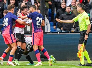 Feyenoord Vs Atletico Ricuh: Carrasco Dikartumerah, Simeone Masuk Lapangan Feyenoord Vs Atletico Ricuh: Carrasco Dikartumerah, Simeone Masuk Lapangan