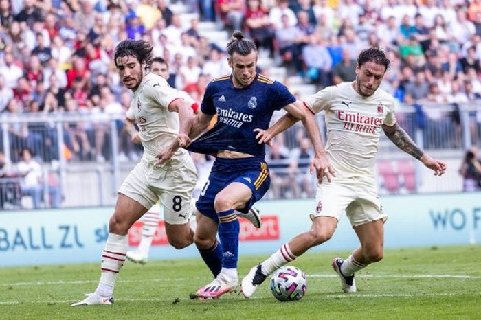 AC Milans Italian midfielder Sandro Tonali (L), Real Madrids Welsh forward Gareth Bale (C) and AC Milans Italian defender Davide Calabria vie for the ball during the international friendly football match between Real Madrid and AC Milan at the Worthersee-Stadion in Klagenfurt, Austria, on August 8, 2021. (Photo by Johann GRODER / various sources / AFP) / Austria OUT