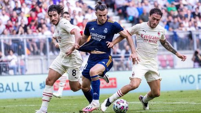 AC Milans Italian midfielder Sandro Tonali (L), Real Madrids Welsh forward Gareth Bale (C) and AC Milans Italian defender Davide Calabria vie for the ball during the international friendly football match between Real Madrid and AC Milan at the Worthersee-Stadion in Klagenfurt, Austria, on August 8, 2021. (Photo by Johann GRODER / various sources / AFP) / Austria OUT