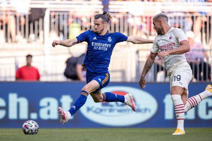 AC Milans Italian midfielder Sandro Tonali (L), Real Madrids Welsh forward Gareth Bale (C) and AC Milans Italian defender Davide Calabria vie for the ball during the international friendly football match between Real Madrid and AC Milan at the Worthersee-Stadion in Klagenfurt, Austria, on August 8, 2021. (Photo by Johann GRODER / various sources / AFP) / Austria OUT