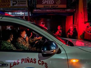 Diancam Duterte, Warga Filipina Rela Antre Vaksin Hingga Larut Malam