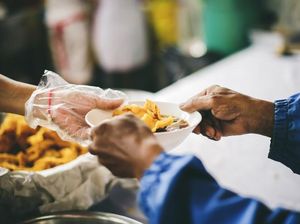 Bersedekah Makanan dan Diunggah di Medsos, Ini Hukumnya dalam Islam