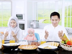 Sunnah Makan Rasulullah: Baca Bismillah-Tak Meniup Makanan Panas