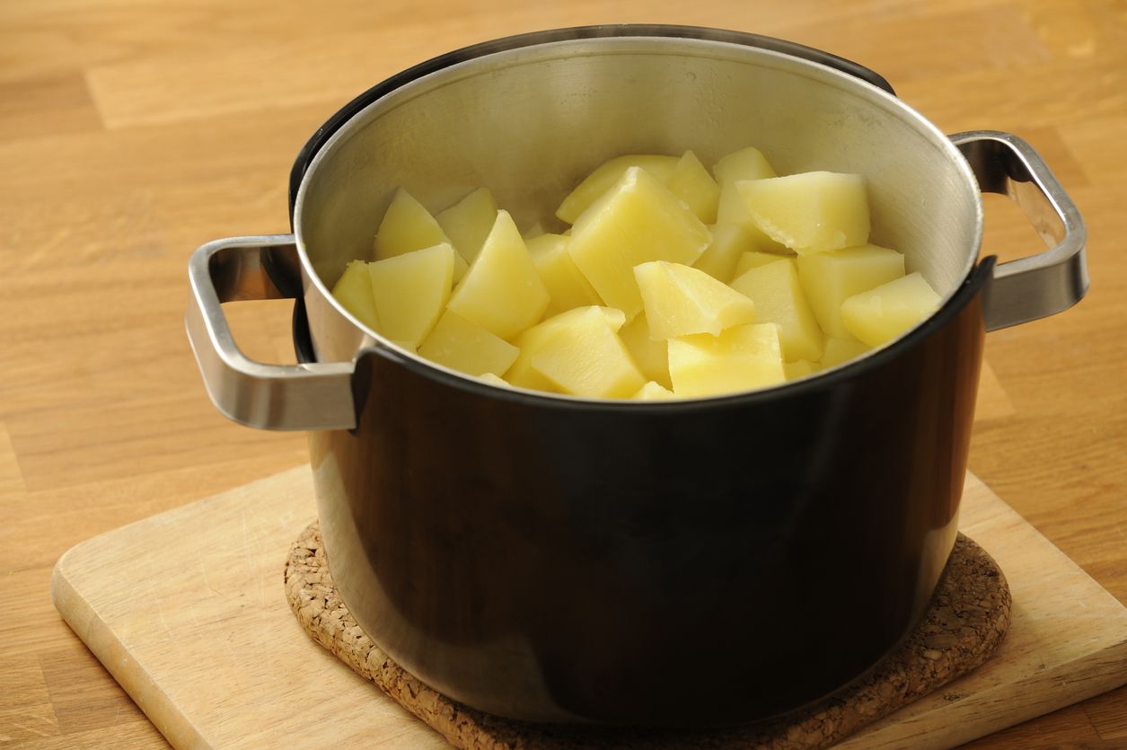 ilustrasi kentang rebus, boiled potato ilustrasi kentang rebus, boiled potato