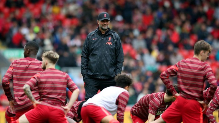 LIVERPOOL, ENGLAND - AUGUST 08: Liverpool manager Jurgen Klopp chats with players as kick off is delayed during the pre-season friendly match between Liverpool and Athletic Club at Anfield on August 08, 2021 in Liverpool, England. (Photo by Jan Kruger/Getty Images,)