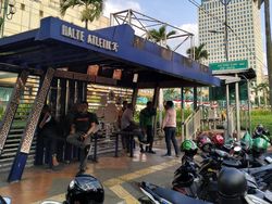 Usang dan Tak Terawat, Halte Atletik Senayan Kini Jadi Tempat Mangkal Ojol