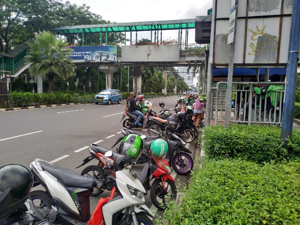Ojol Banyak Ngetem di Halte Depan Plaza Senayan, Gojek Janjikan Shelter