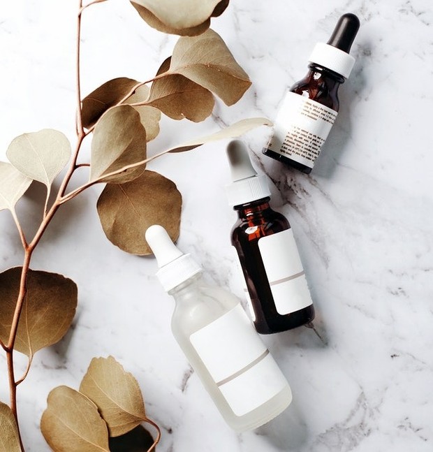 Konsisten pada satu serum/foto: pexels.com/Vie Studio Terlalu sering gonta-ganti serum hanya membuatmu mengharapkan hal yang tidak akan kamu dapatkan loh, Beauties